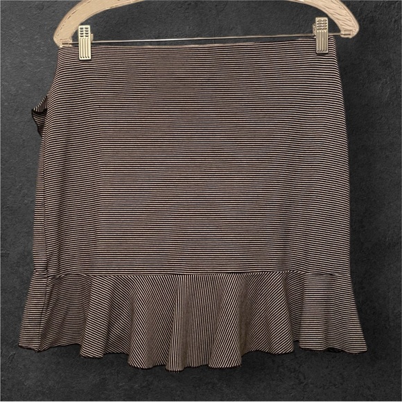 H&M Ruffled Mini-Skirt - Picture 2 of 2